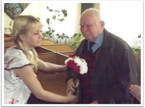 Учениці ліцею Гаряніна А. та Воронівська К. вітають запрошеного ветерана